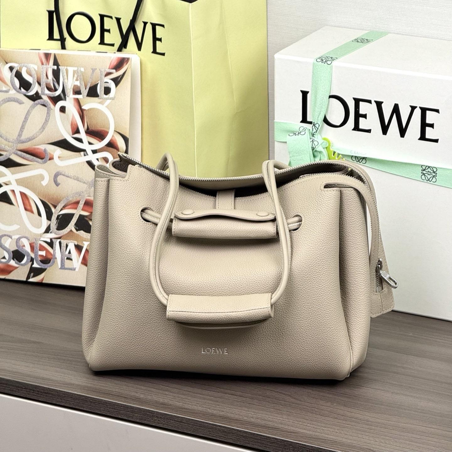 高仿Loewe*Madrid系列5541小牛皮手提袋黏土色中號免檢版