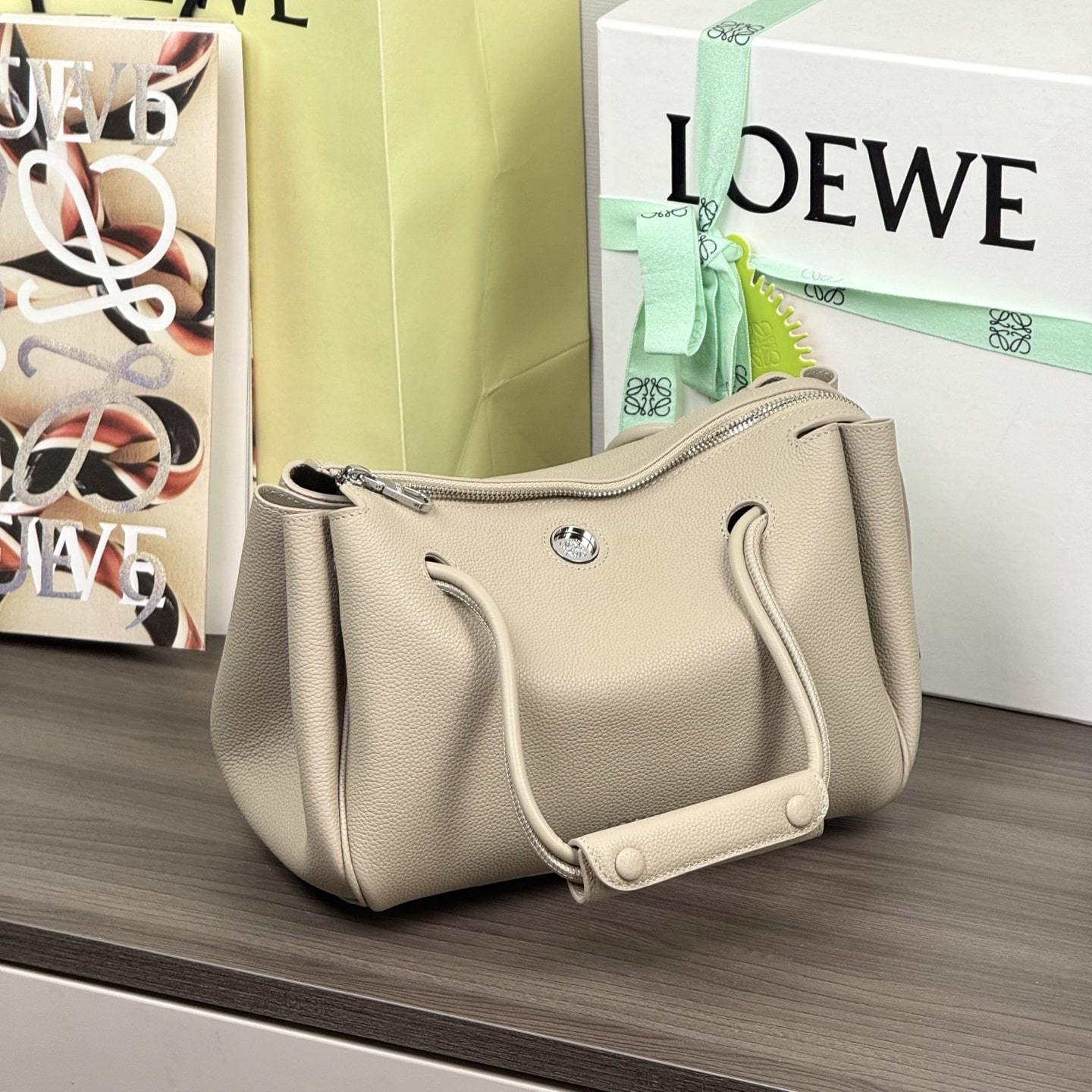 高仿Loewe*Madrid系列5541小牛皮手提袋黏土色小號免檢版