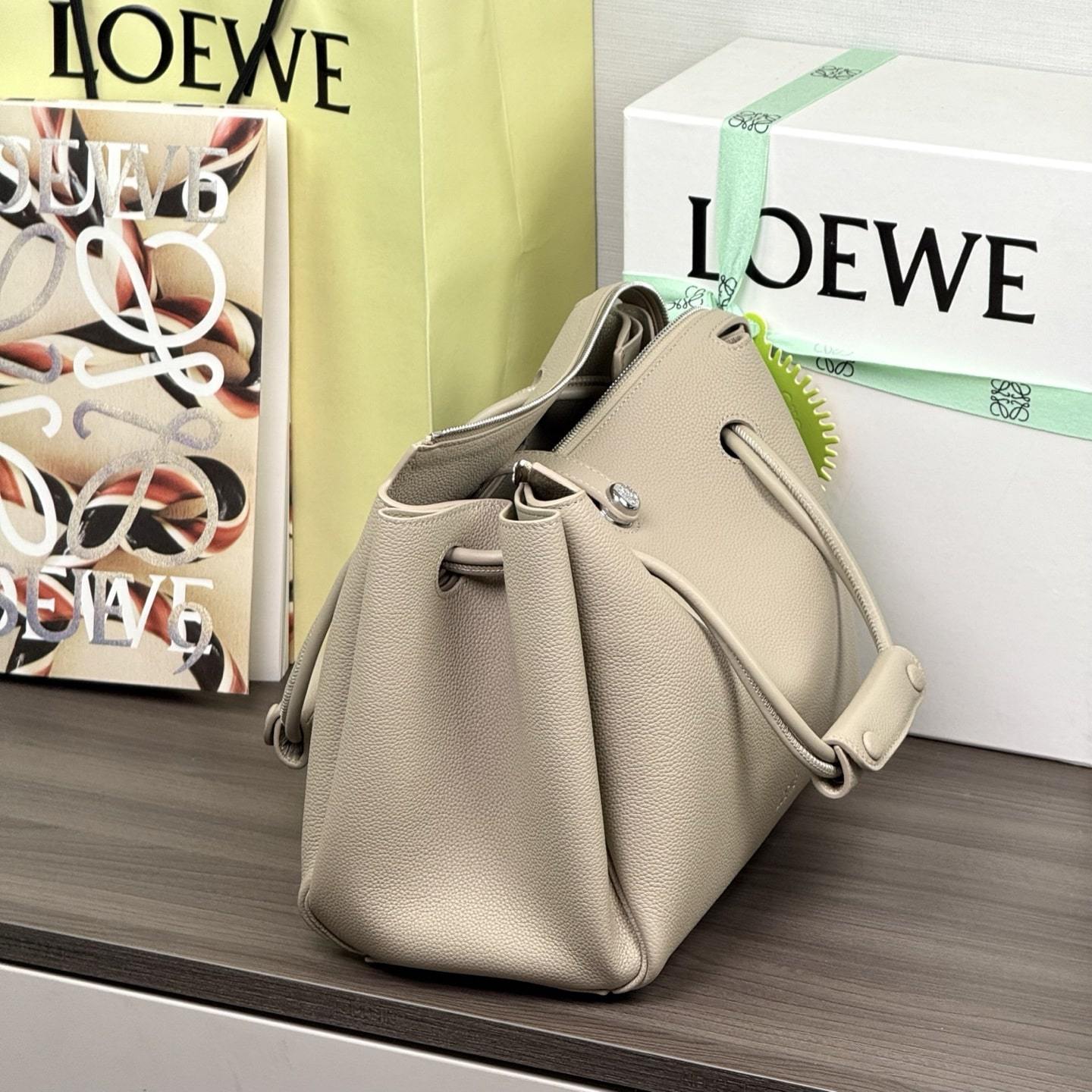 高仿Loewe*Madrid系列5541小牛皮手提袋黏土色中號免檢版