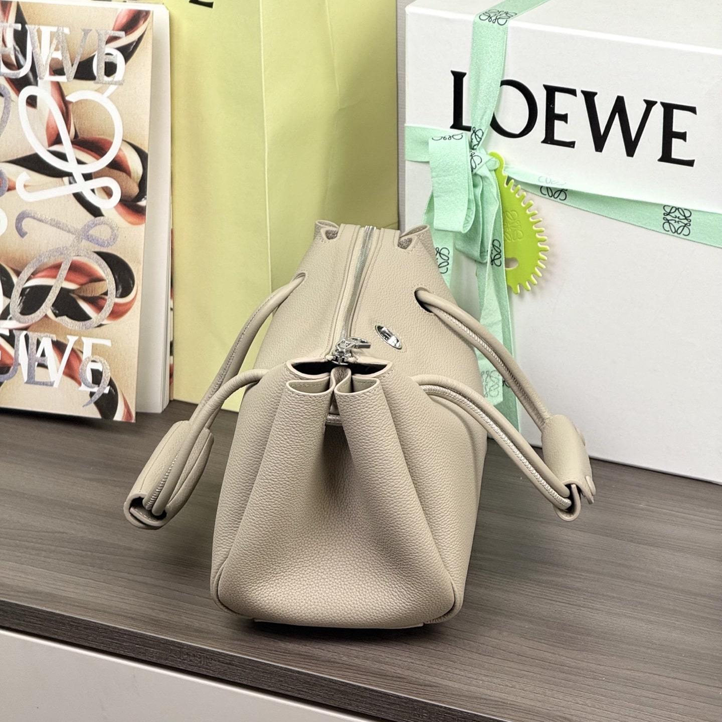 高仿Loewe*Madrid系列5541小牛皮手提袋黏土色小號免檢版