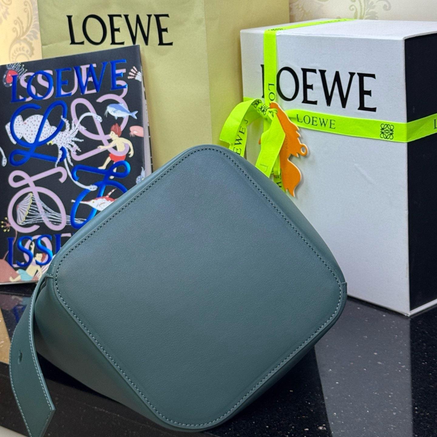 高仿Loewe*Bucket系列4535水桶包香根草色中號免檢版
