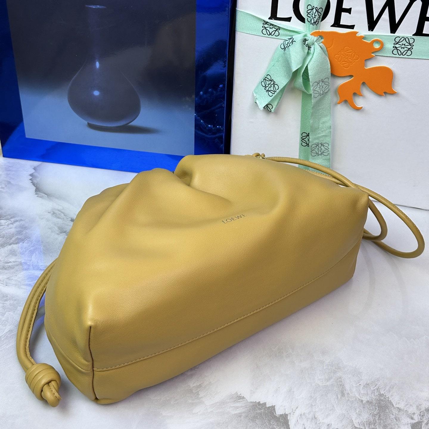 高仿Loewe*Flamenco系列6715小羊皮元寶袋沙漠黃中號免檢版