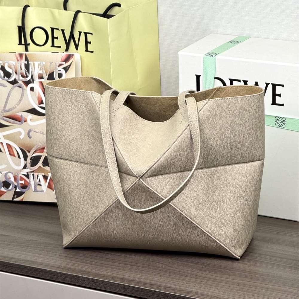 Loewe Fold Tote 5541 陶土色中號：幾何摺線設計