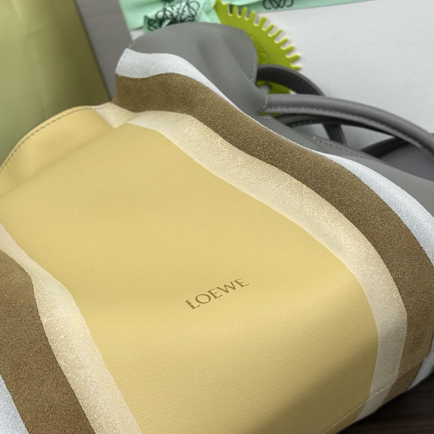 高仿Loewe*Flamenco系列5698拼皮單肩包灰土黃中號免檢版