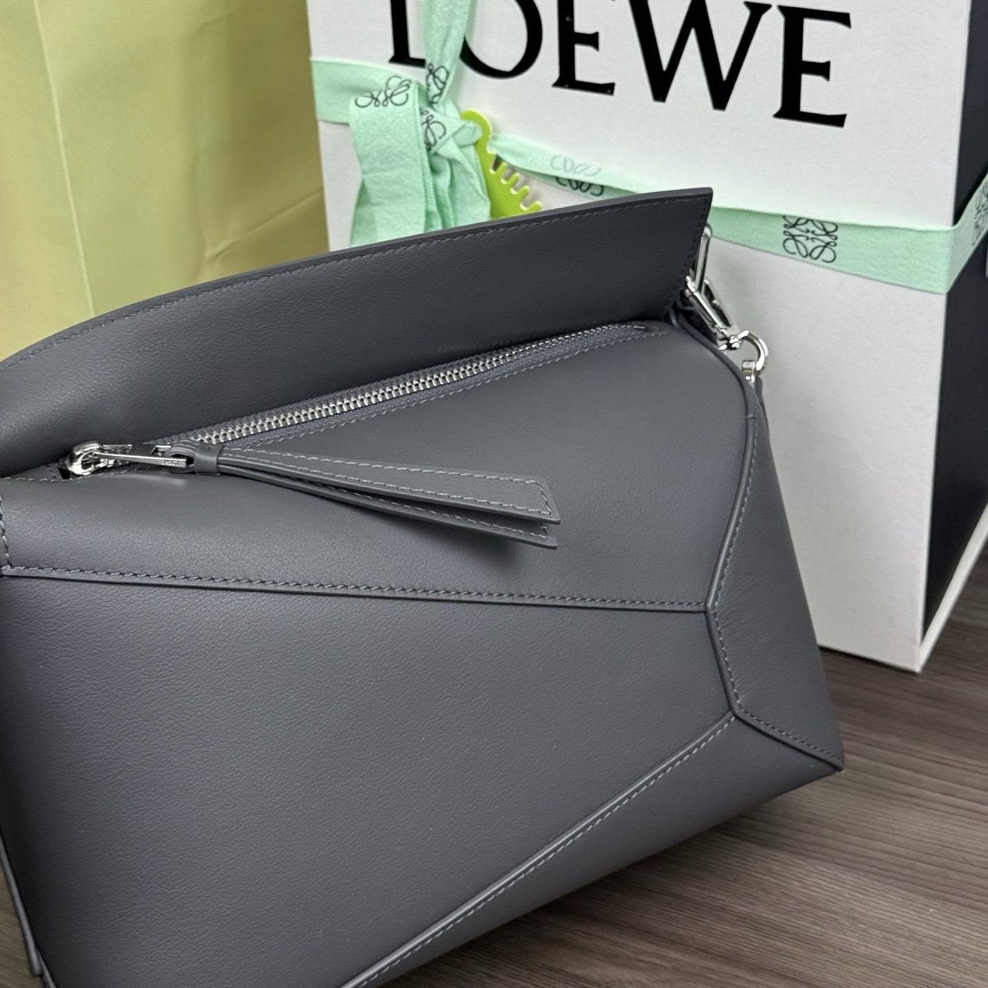 高仿Loewe*Puzzle系列6862單肩包灰色小號免檢版