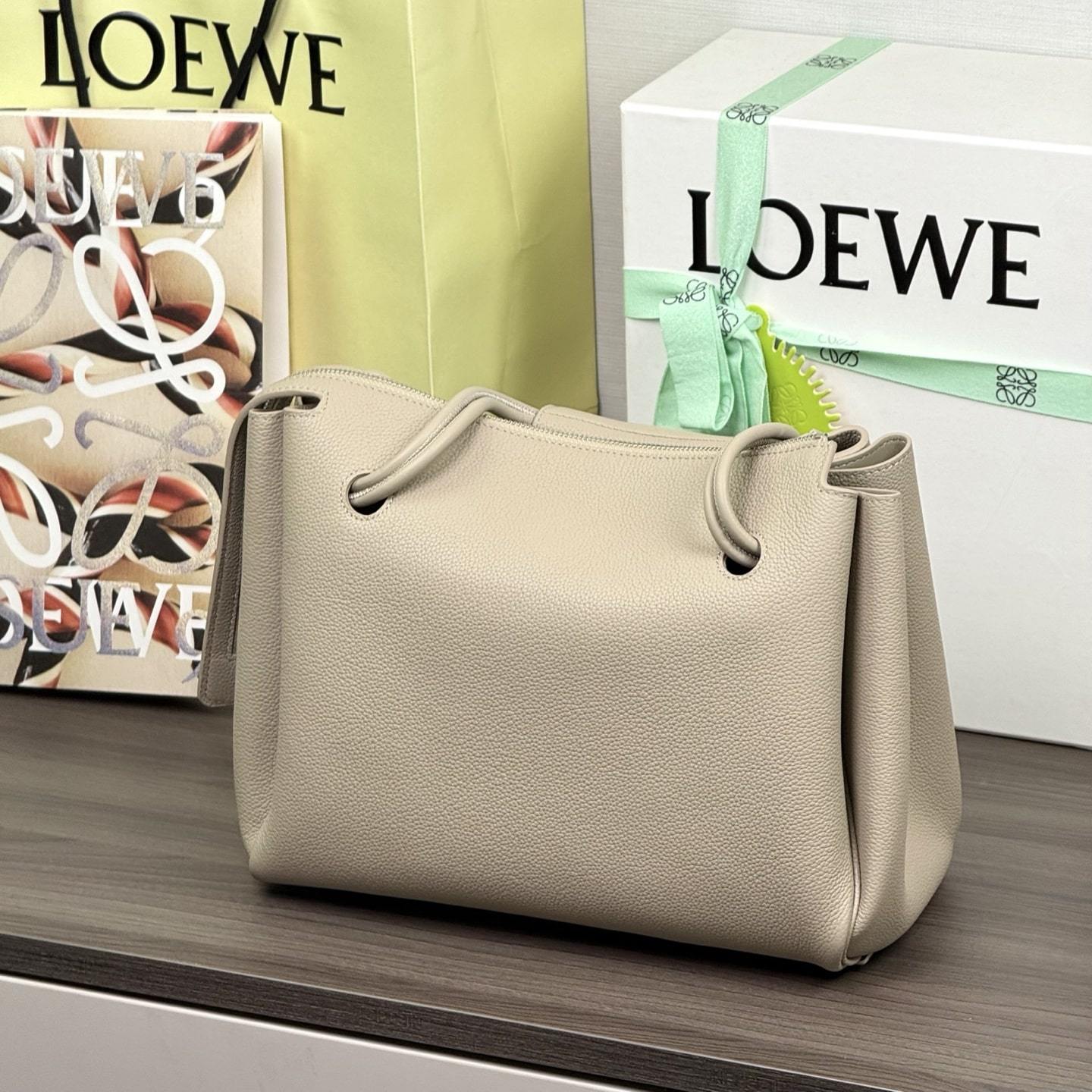 高仿Loewe*Madrid系列5541小牛皮手提袋黏土色中號免檢版