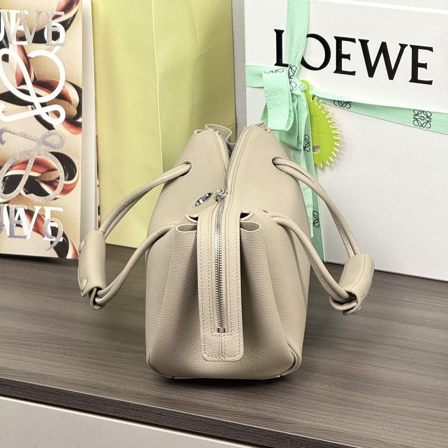 高仿Loewe*Madrid系列5541小牛皮手提袋黏土色小號免檢版