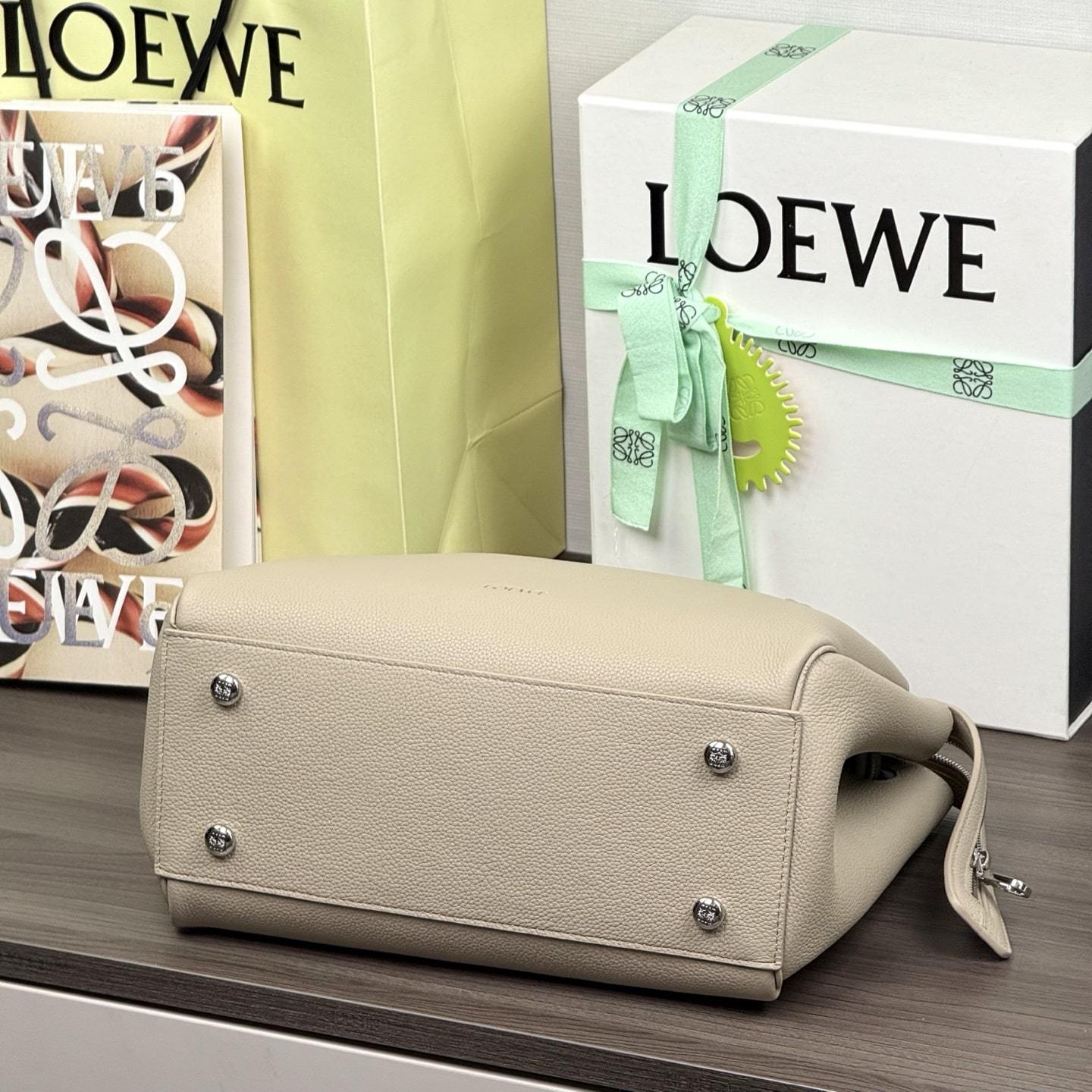 高仿Loewe*Madrid系列5541小牛皮手提袋黏土色中號免檢版