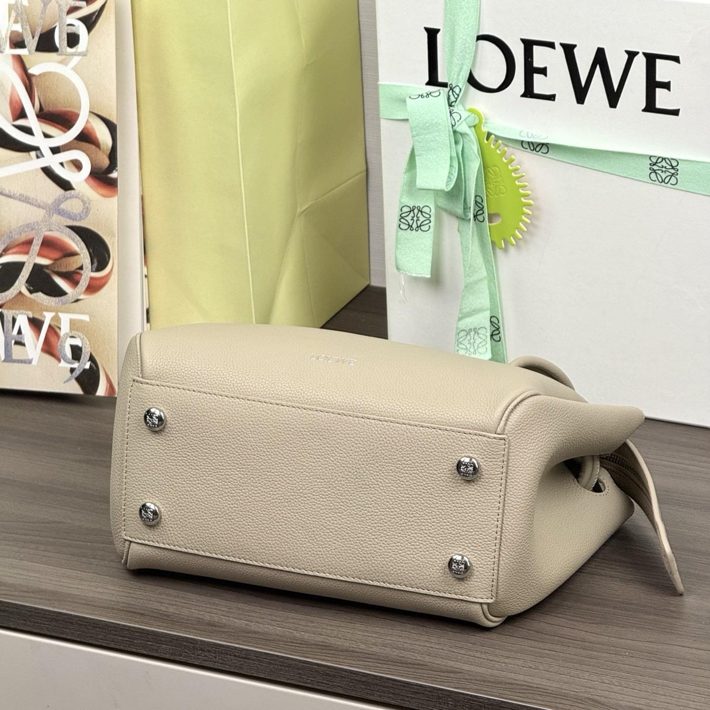 高仿Loewe*Madrid系列5541小牛皮手提袋黏土色小號免檢版