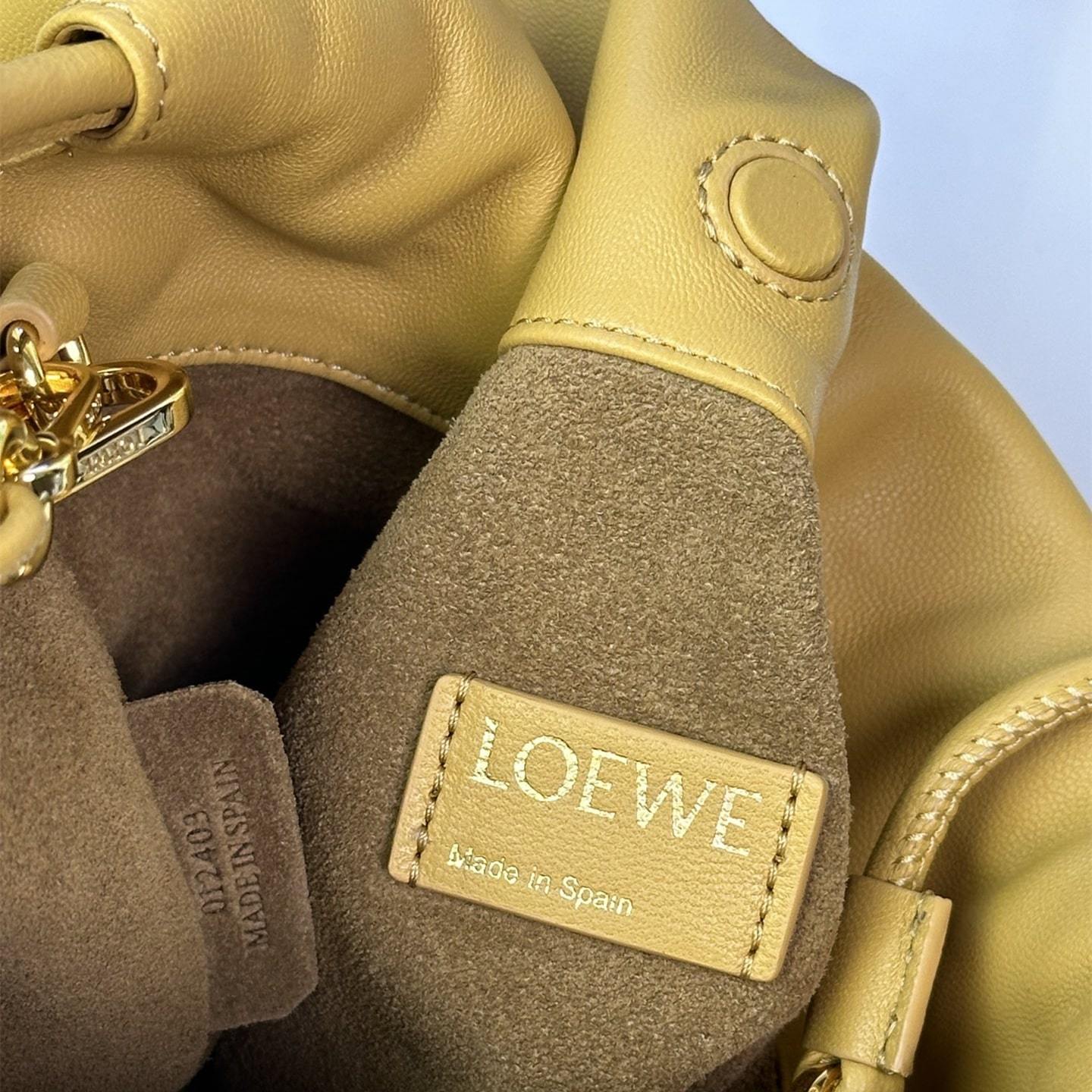 高仿Loewe*Flamenco系列6715小羊皮元寶袋沙漠黃中號免檢版