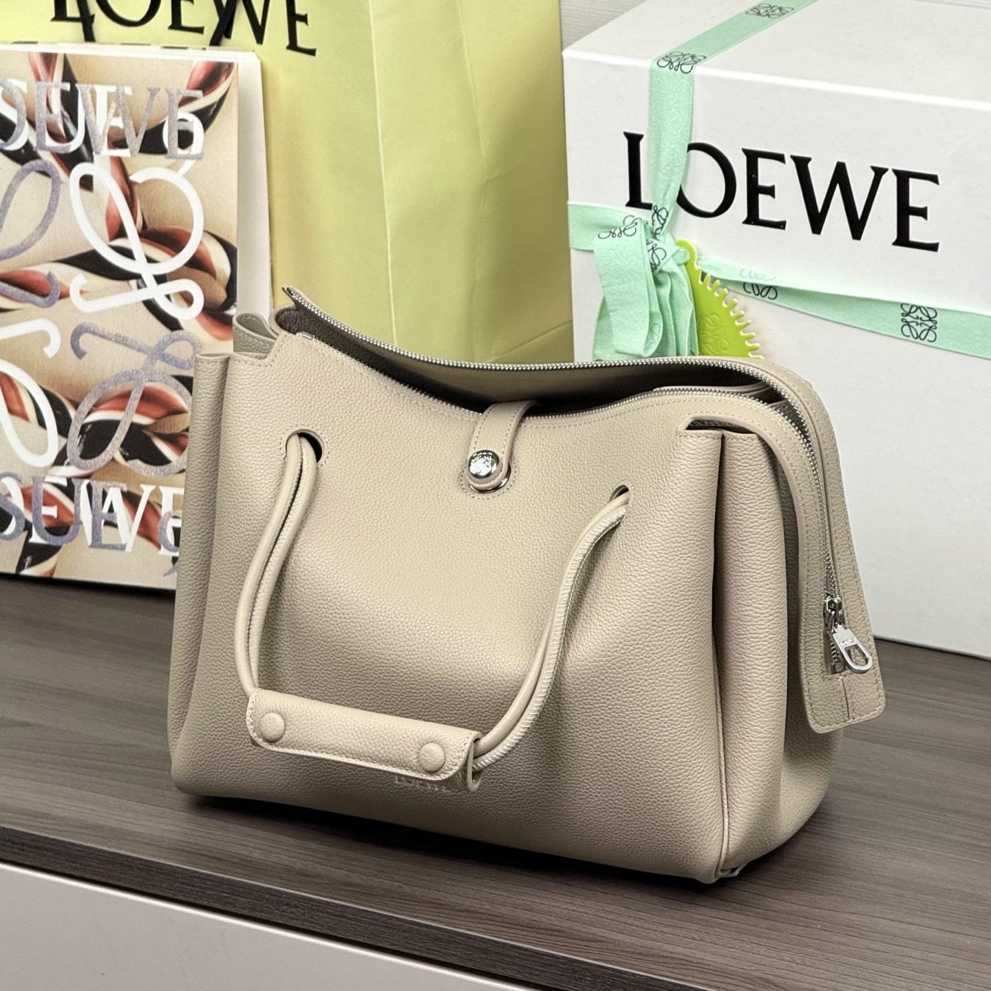 高仿Loewe*Madrid系列5541小牛皮手提袋黏土色中號免檢版