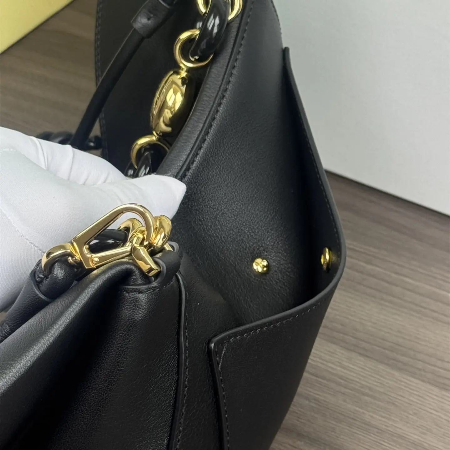 皮革與金屬交界：包覆完整性檢查