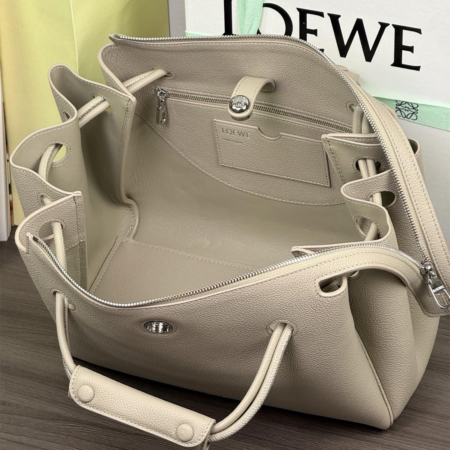 高仿Loewe*Madrid系列5541小牛皮手提袋黏土色中號免檢版