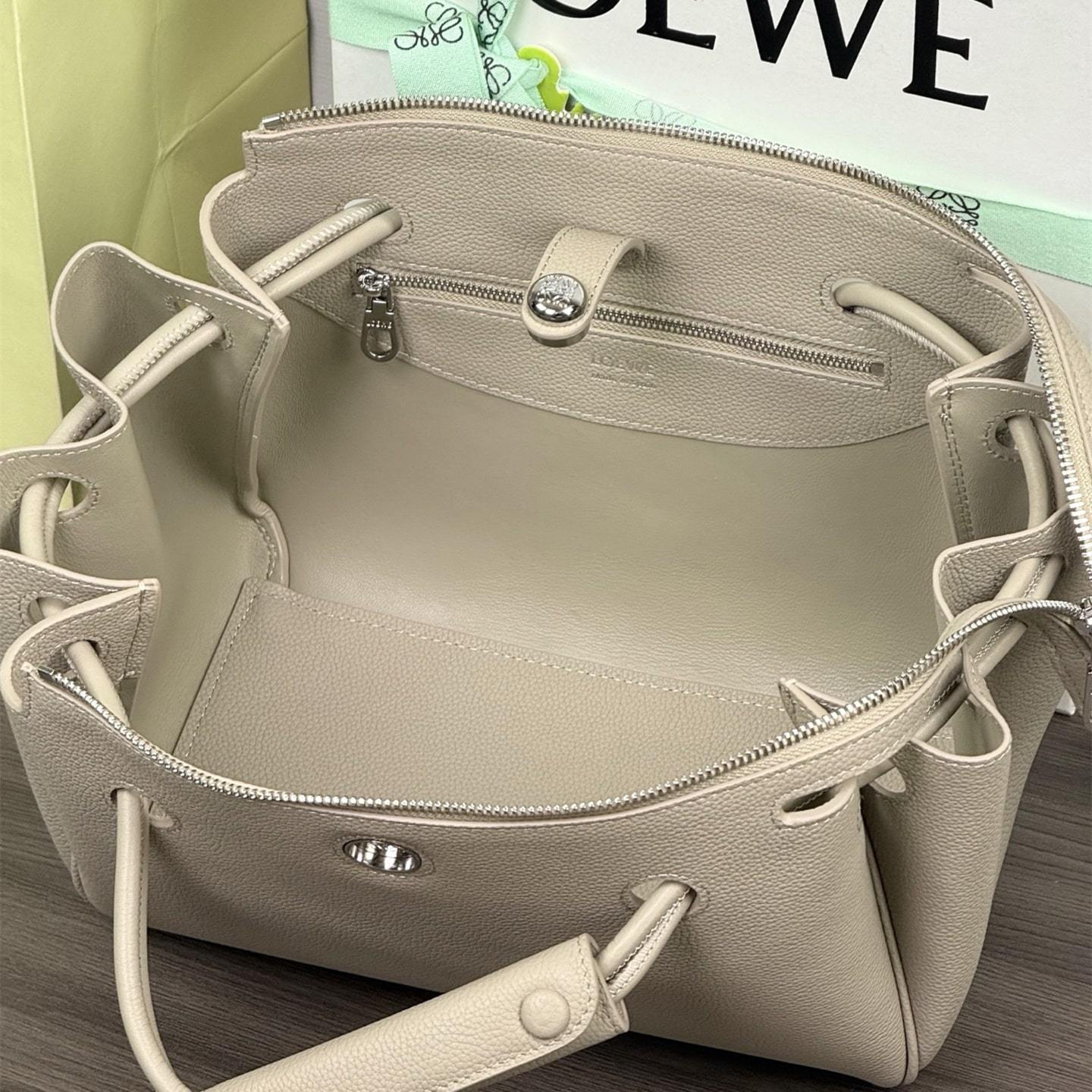 高仿Loewe*Madrid系列5541小牛皮手提袋黏土色小號免檢版