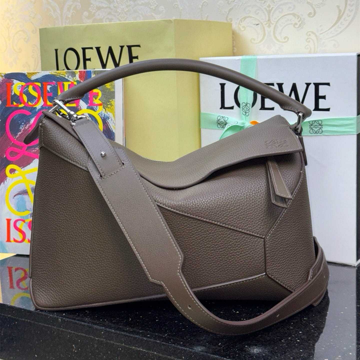 高仿Loewe*Puzzle系列6416小牛皮斜挎包深棕色大號免檢版