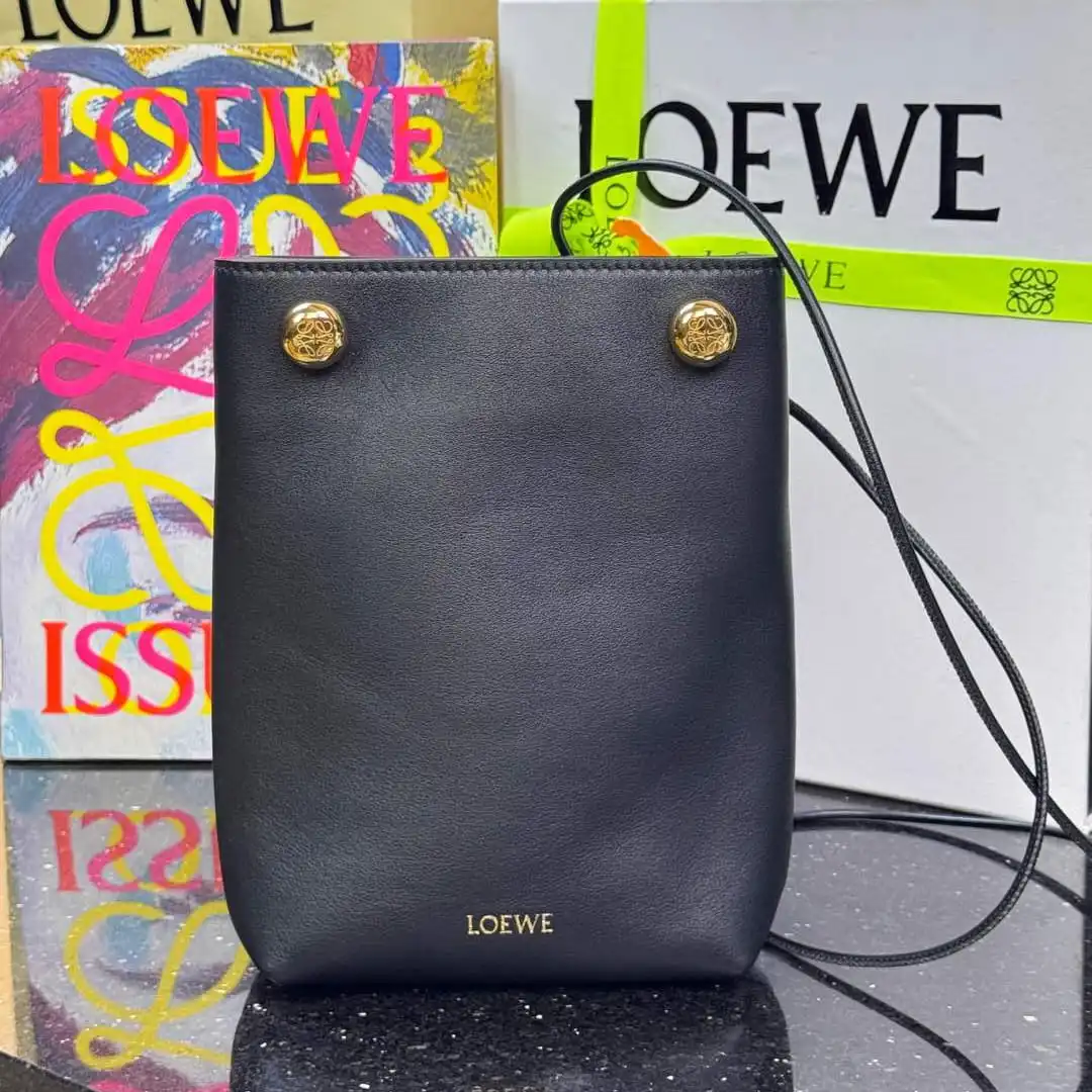 Loewe Pebble 斜跨包