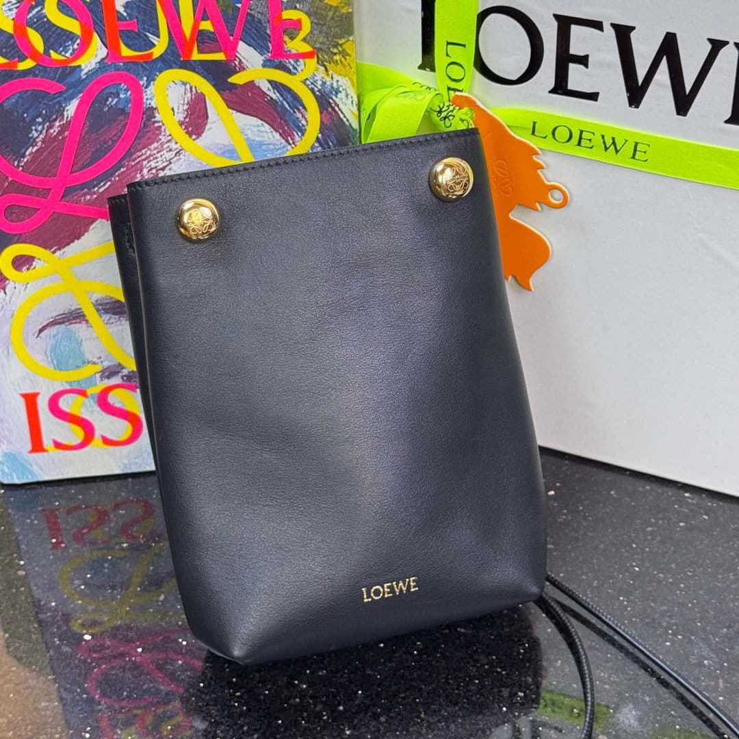 高仿Loewe*Pebble系列1100小牛皮斜跨包黑色免檢版
