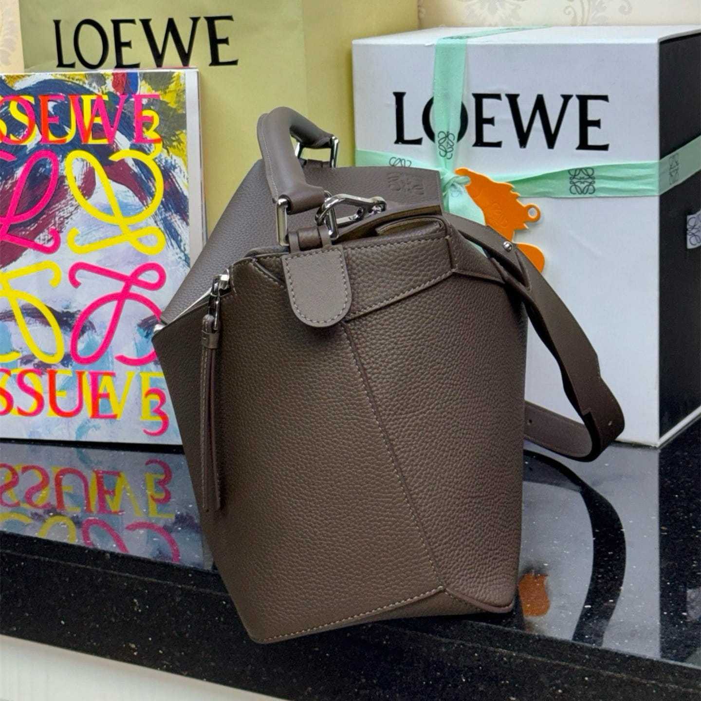 高仿Loewe*Puzzle系列6416小牛皮斜挎包深棕色大號免檢版