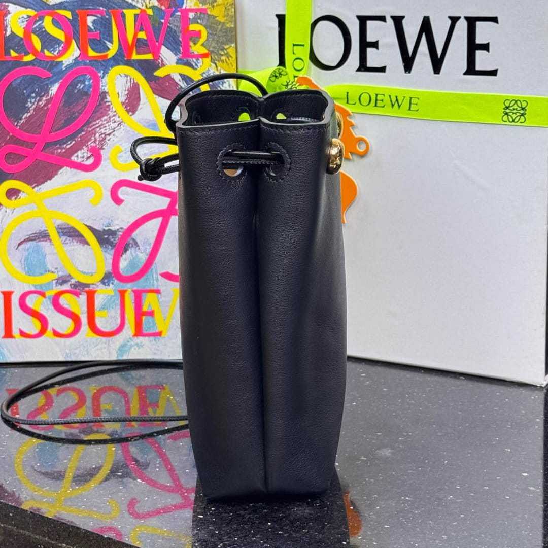 高仿Loewe*Pebble系列1100小牛皮斜跨包黑色免檢版