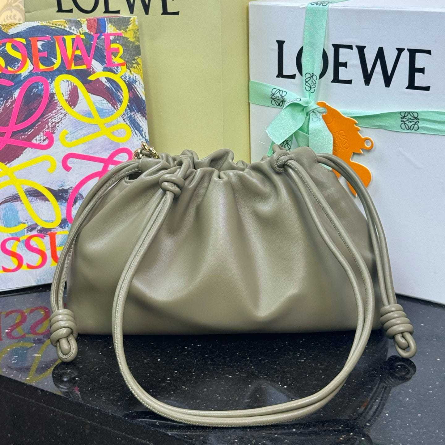 高仿Loewe*Flamenco系列4787小羊皮元寶袋桉樹綠中號免檢版