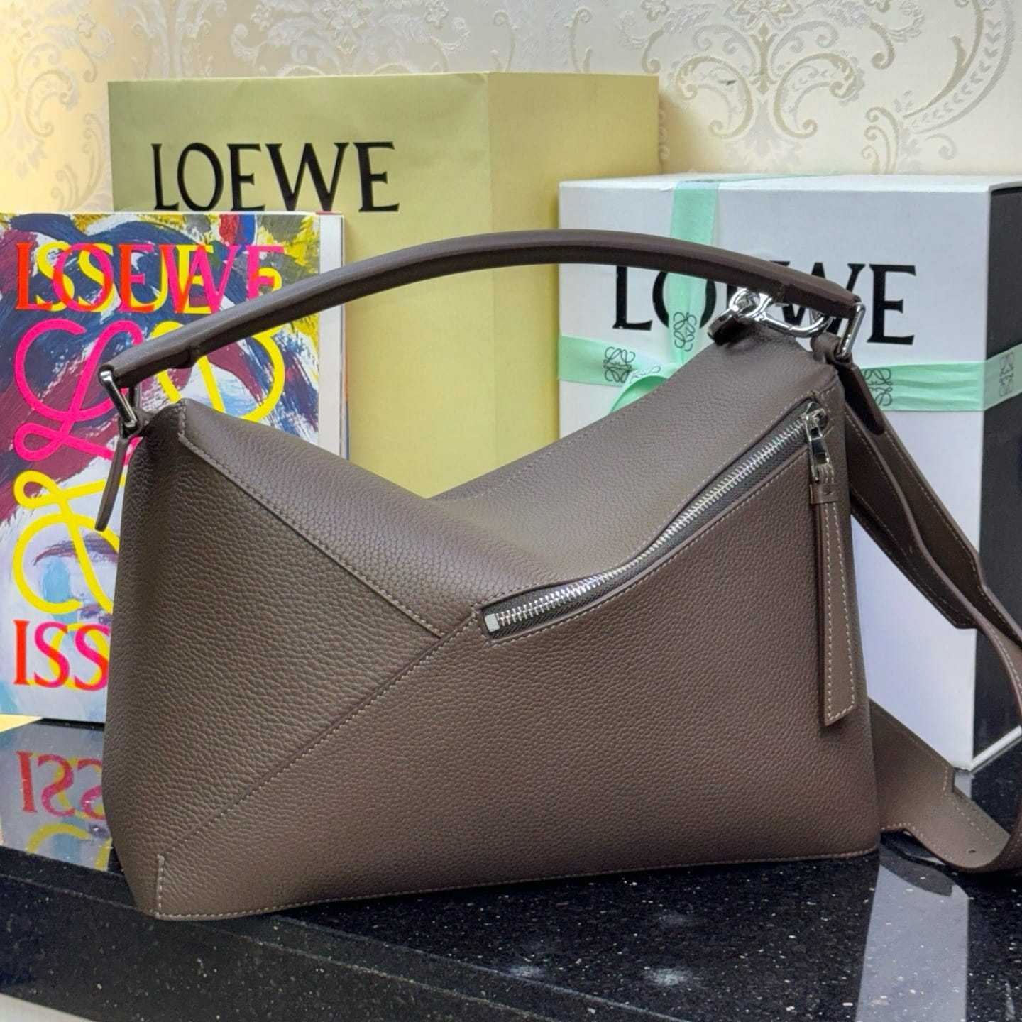 高仿Loewe*Puzzle系列6416小牛皮斜挎包深棕色大號免檢版