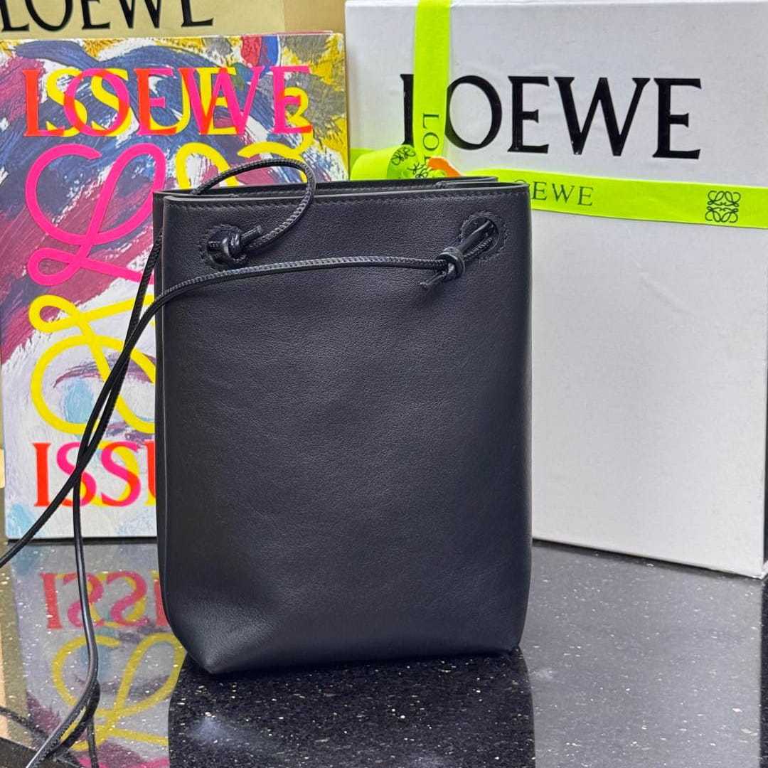 高仿Loewe*Pebble系列1100小牛皮斜跨包黑色免檢版