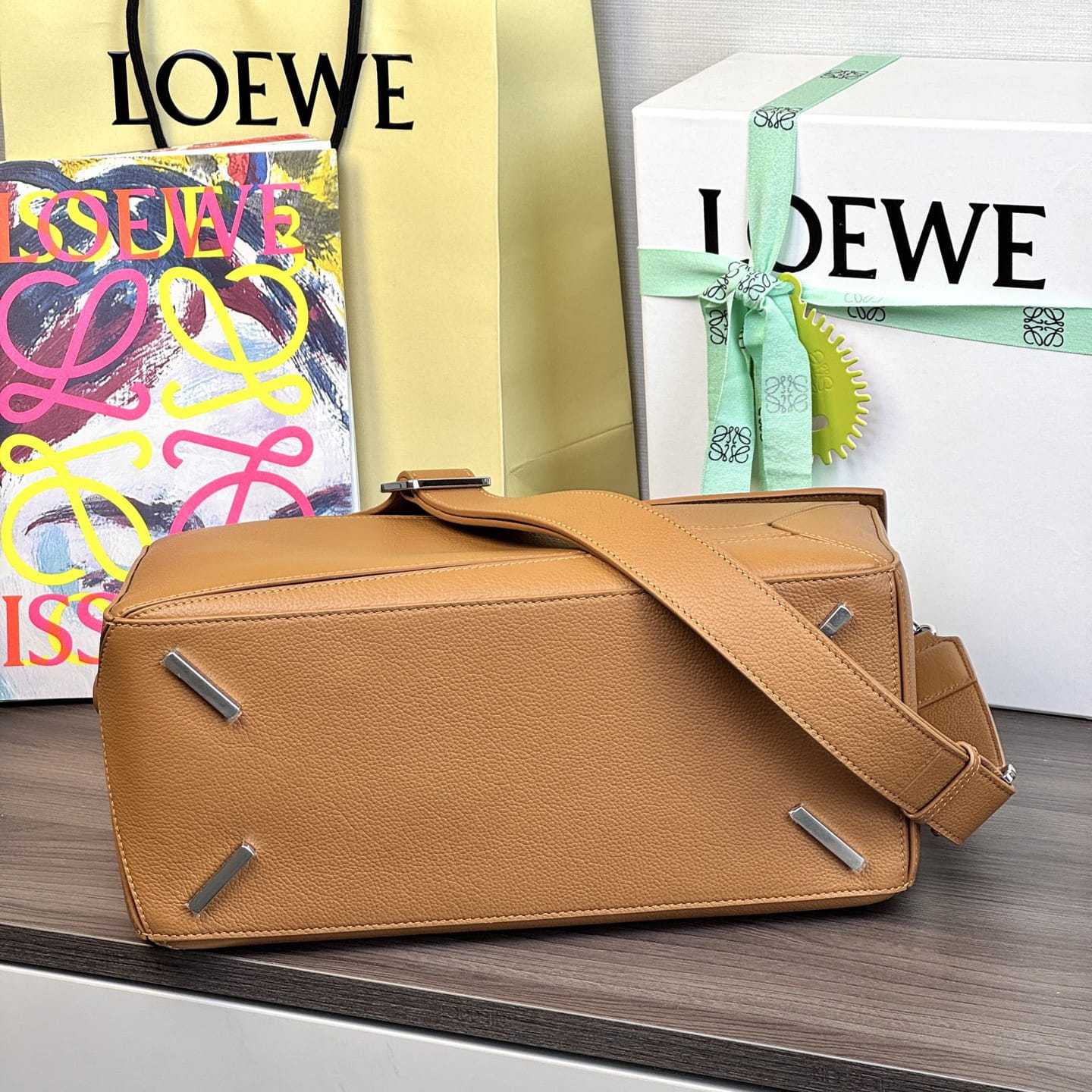 高仿Loewe*Puzzle系列6518小牛皮斜挎包峽谷棕大號免檢版