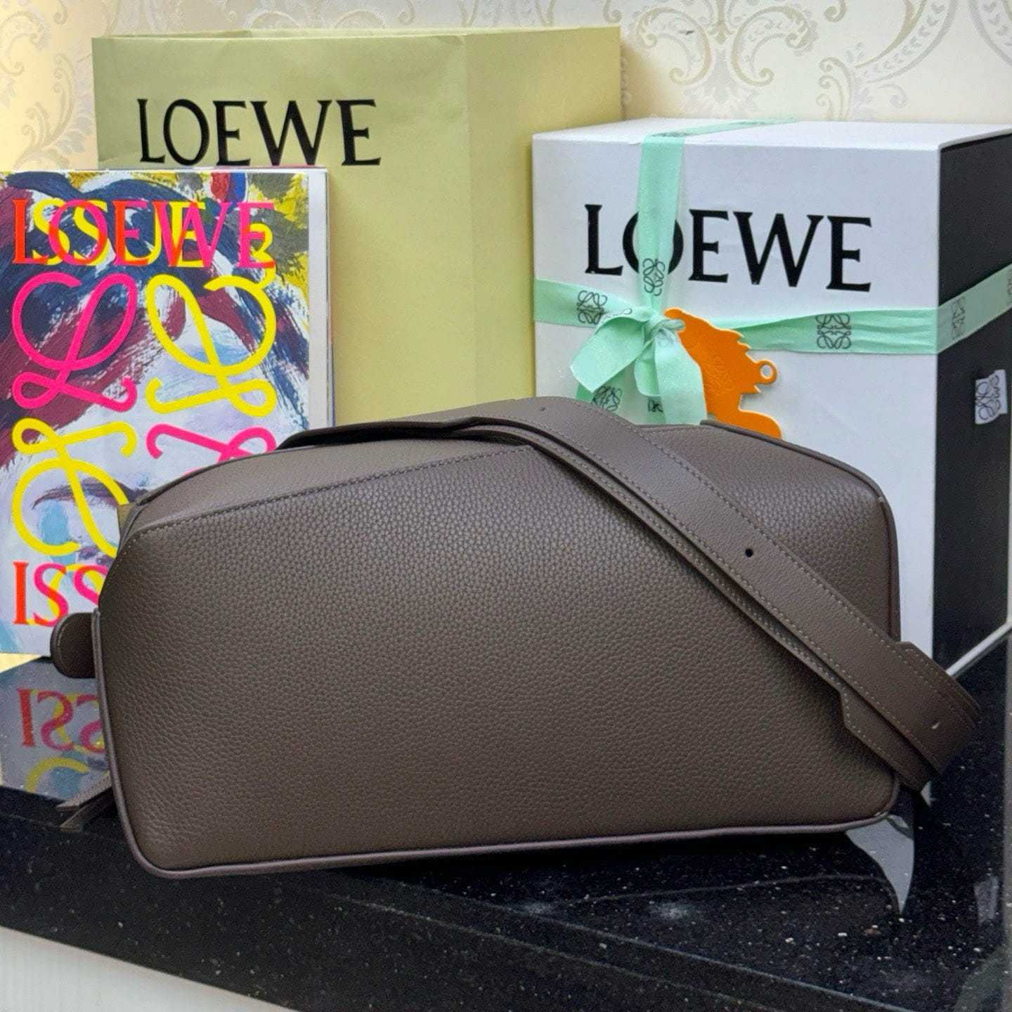 高仿Loewe*Puzzle系列6416小牛皮斜挎包深棕色大號免檢版