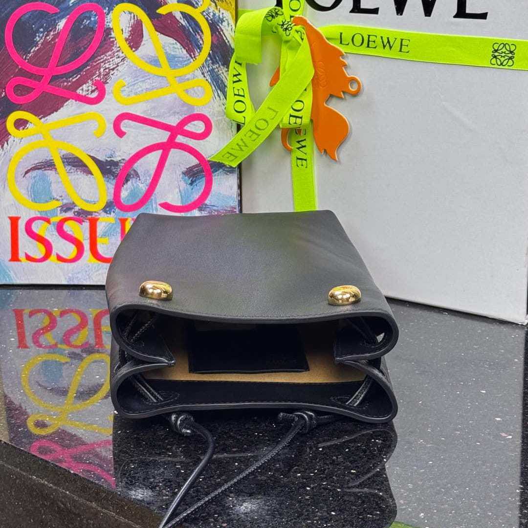 高仿Loewe*Pebble系列1100小牛皮斜跨包黑色免檢版
