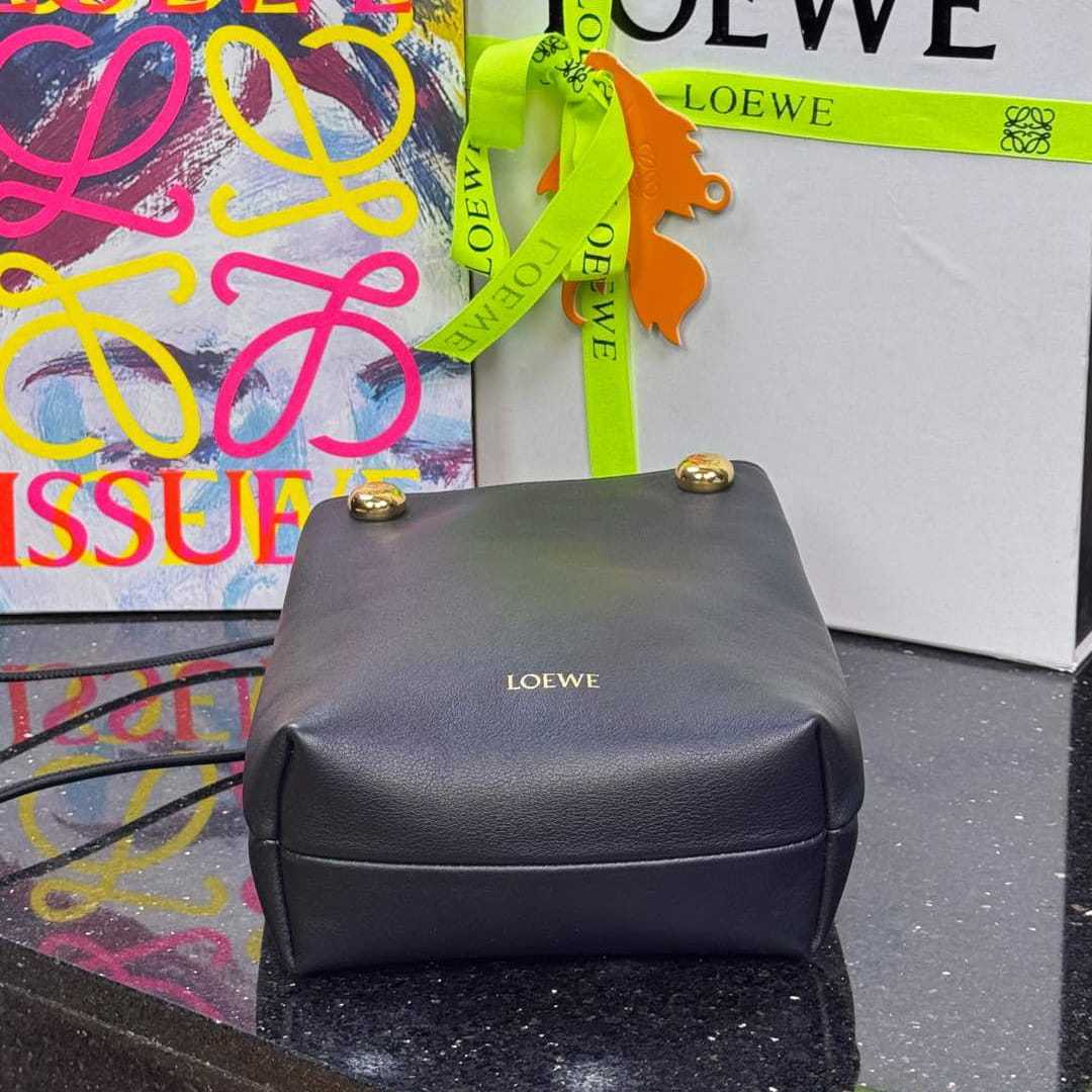 高仿Loewe*Pebble系列1100小牛皮斜跨包黑色免檢版