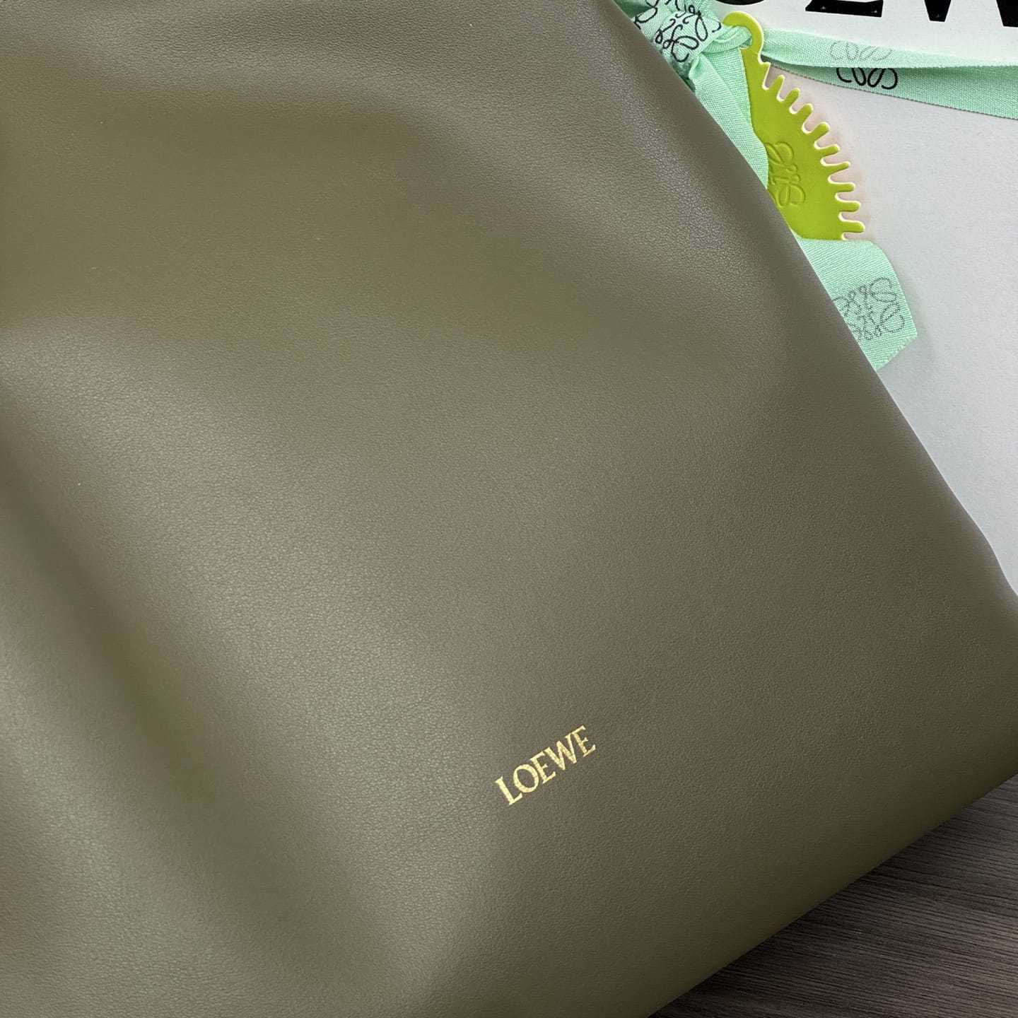 高仿Loewe*Flamenco系列3969購物袋卡其綠大號免檢版