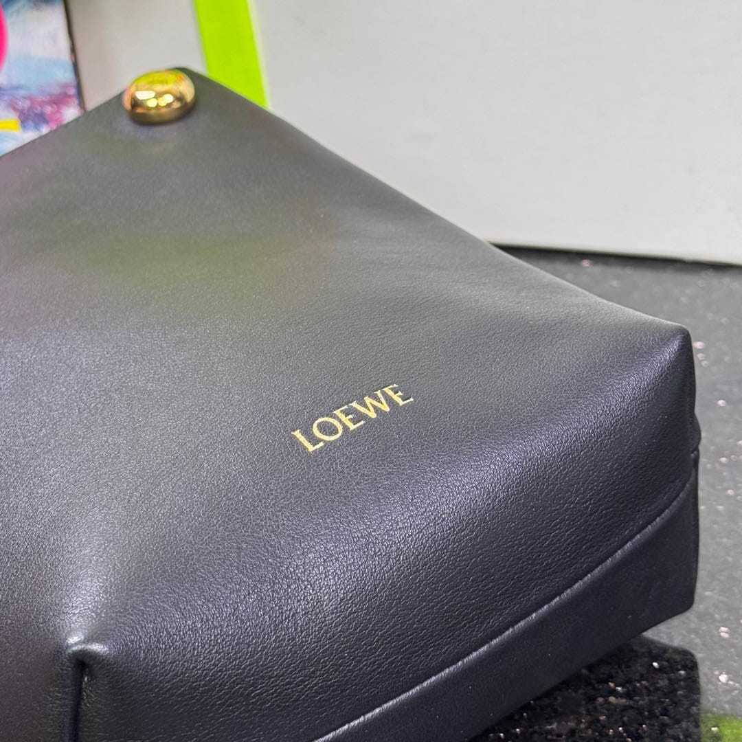高仿Loewe*Pebble系列1100小牛皮斜跨包黑色免檢版