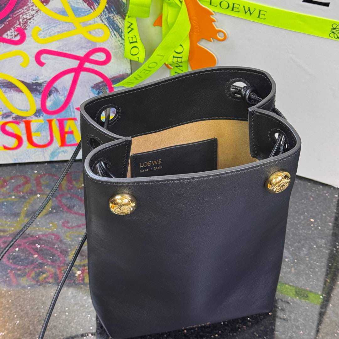 高仿Loewe*Pebble系列1100小牛皮斜跨包黑色免檢版