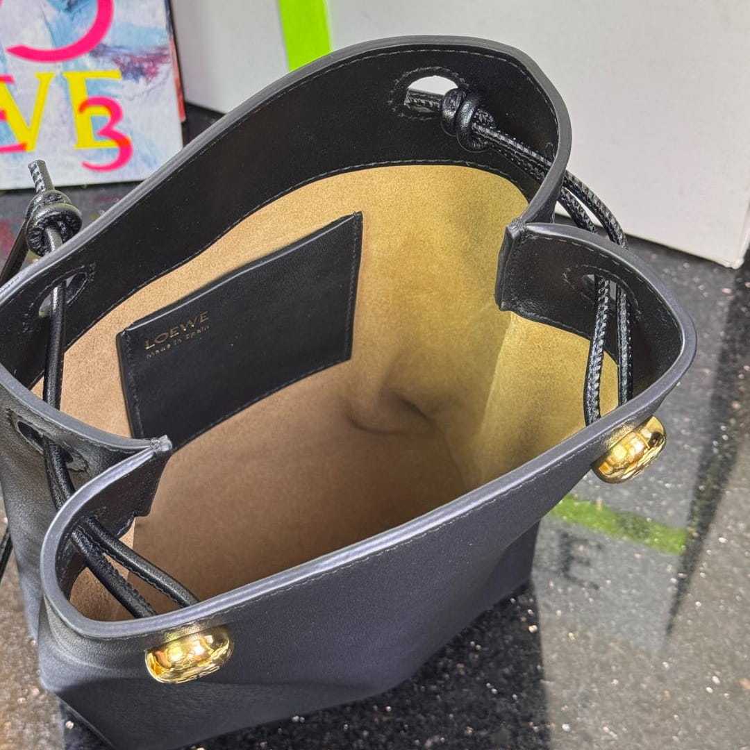 高仿Loewe*Pebble系列1100小牛皮斜跨包黑色免檢版