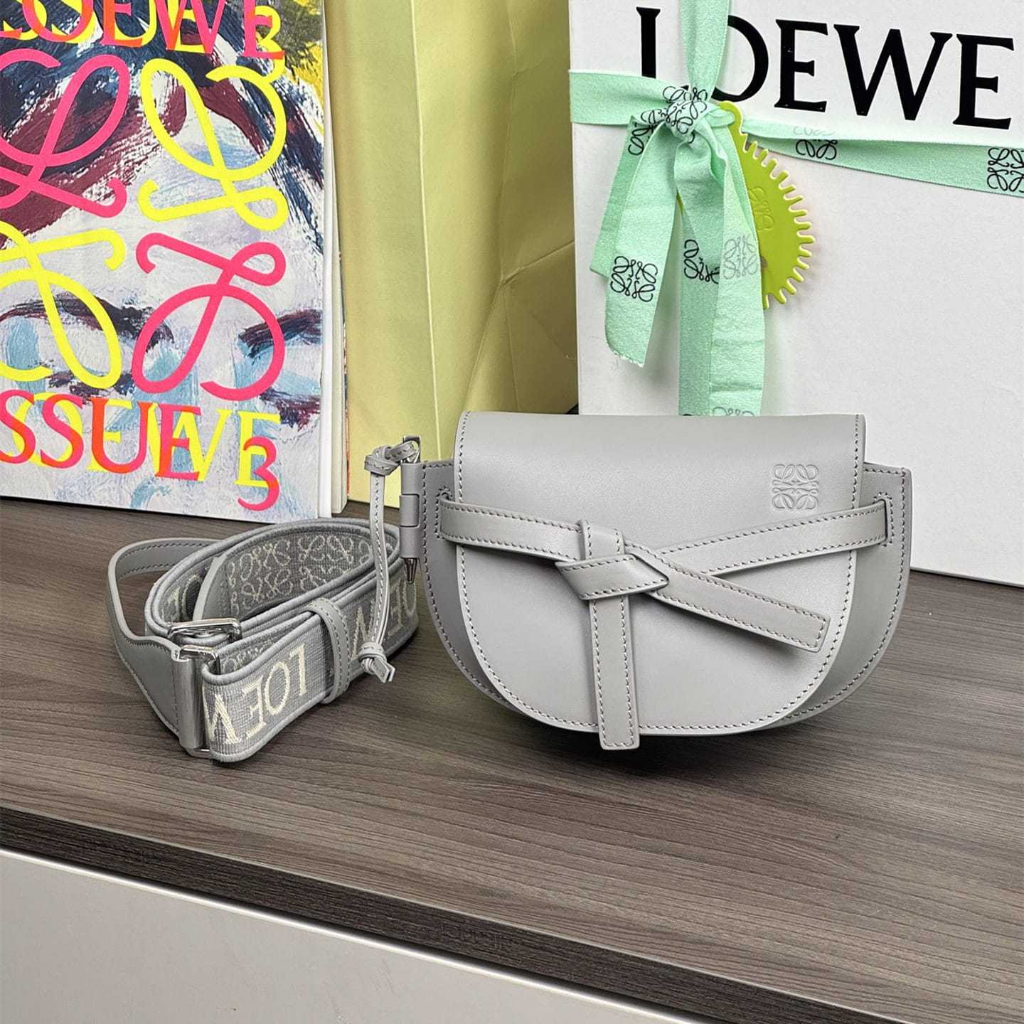 高仿Loewe*Gate系列1150小牛皮斜挎包珠光灰Mini免檢版