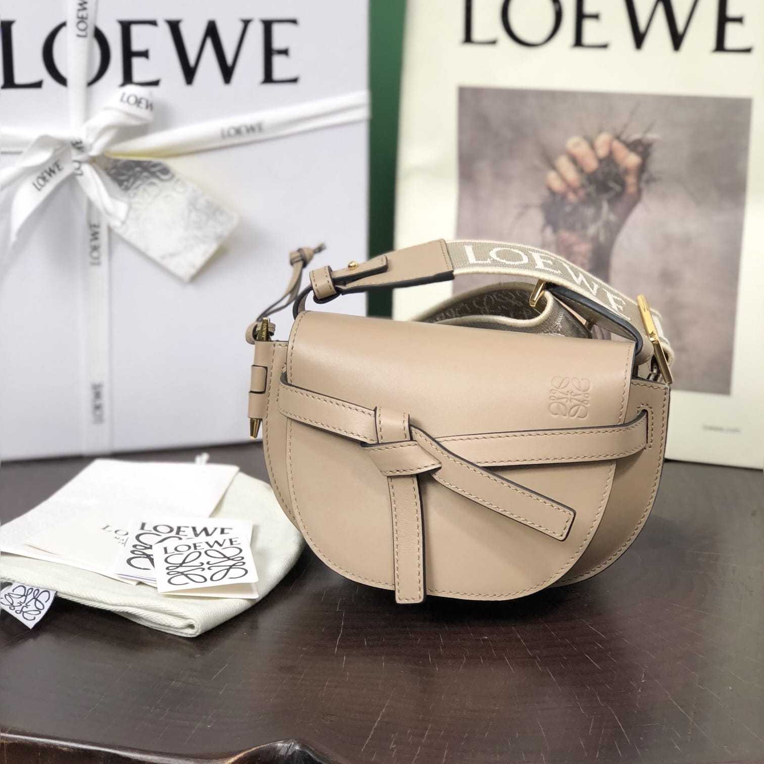 高仿Loewe*Gate系列2150小牛皮斜挎包沙色Mini免檢版