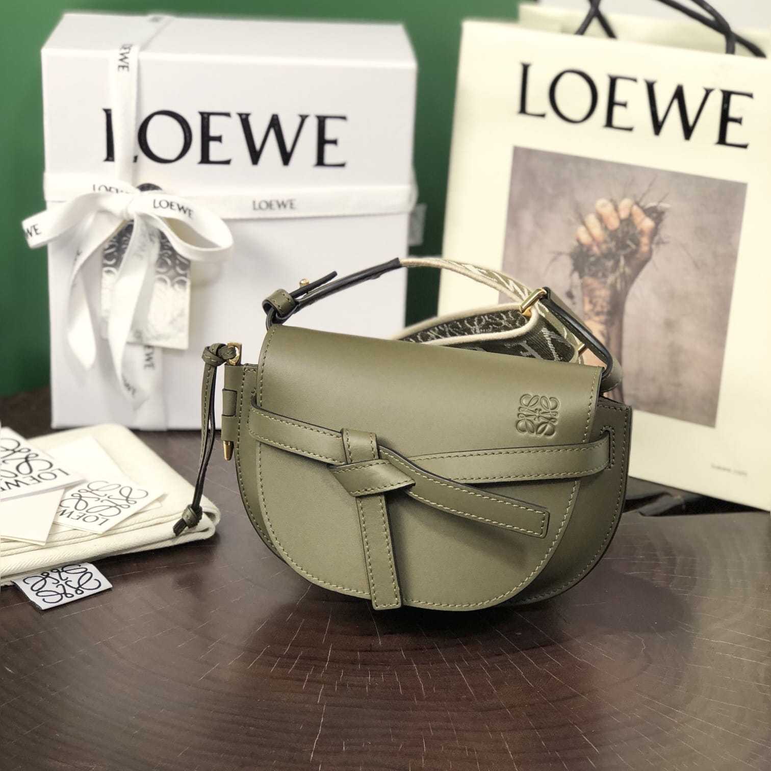 高仿Loewe*Gate系列4357小牛皮斜挎包綠色Mini免檢版