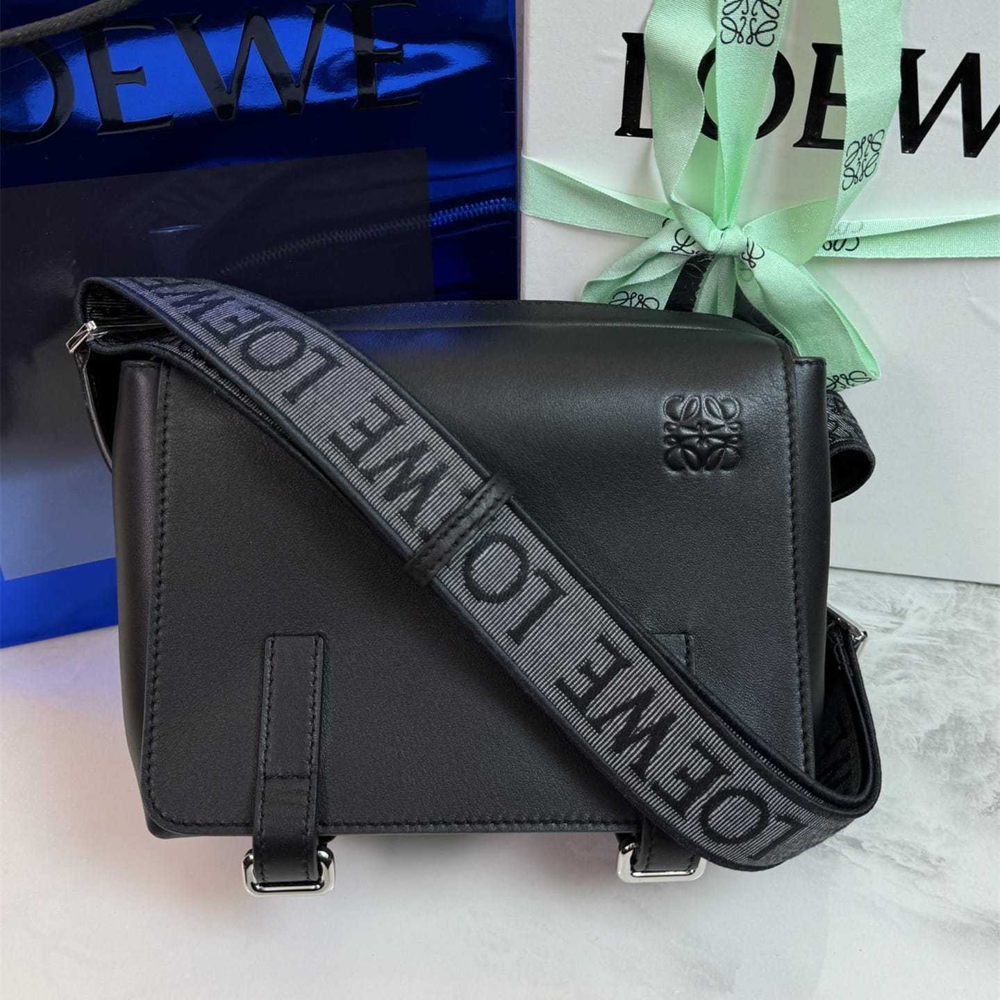 高仿Loewe*Military系列1100牛皮男士郵差包黑色小號免檢版