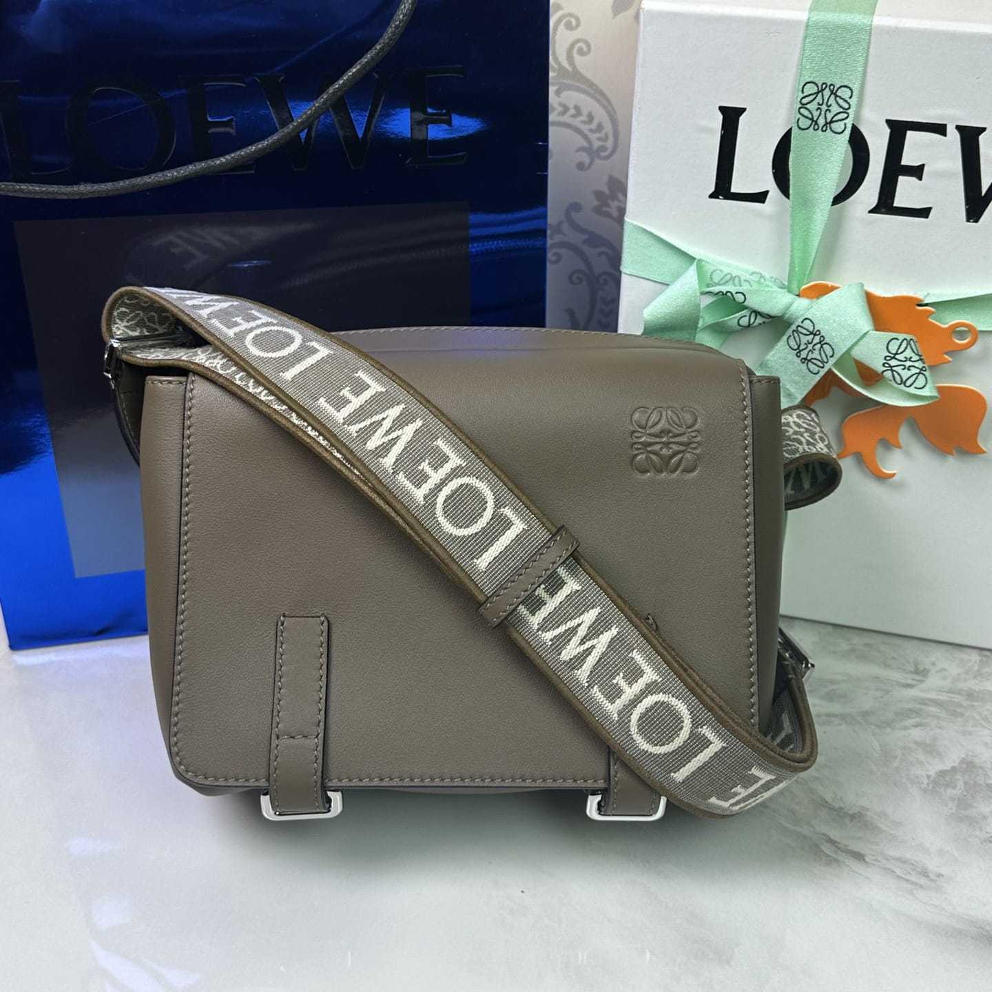 高仿Loewe*Military系列8721牛皮男士郵差包棕色小號免檢版