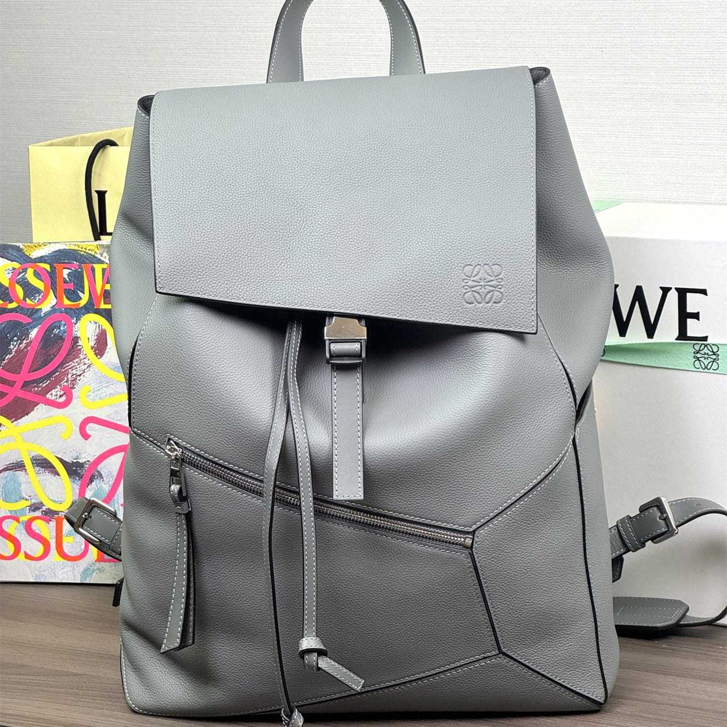高仿Loewe*1560粒面小牛皮男士雙肩背囊灰色免檢版