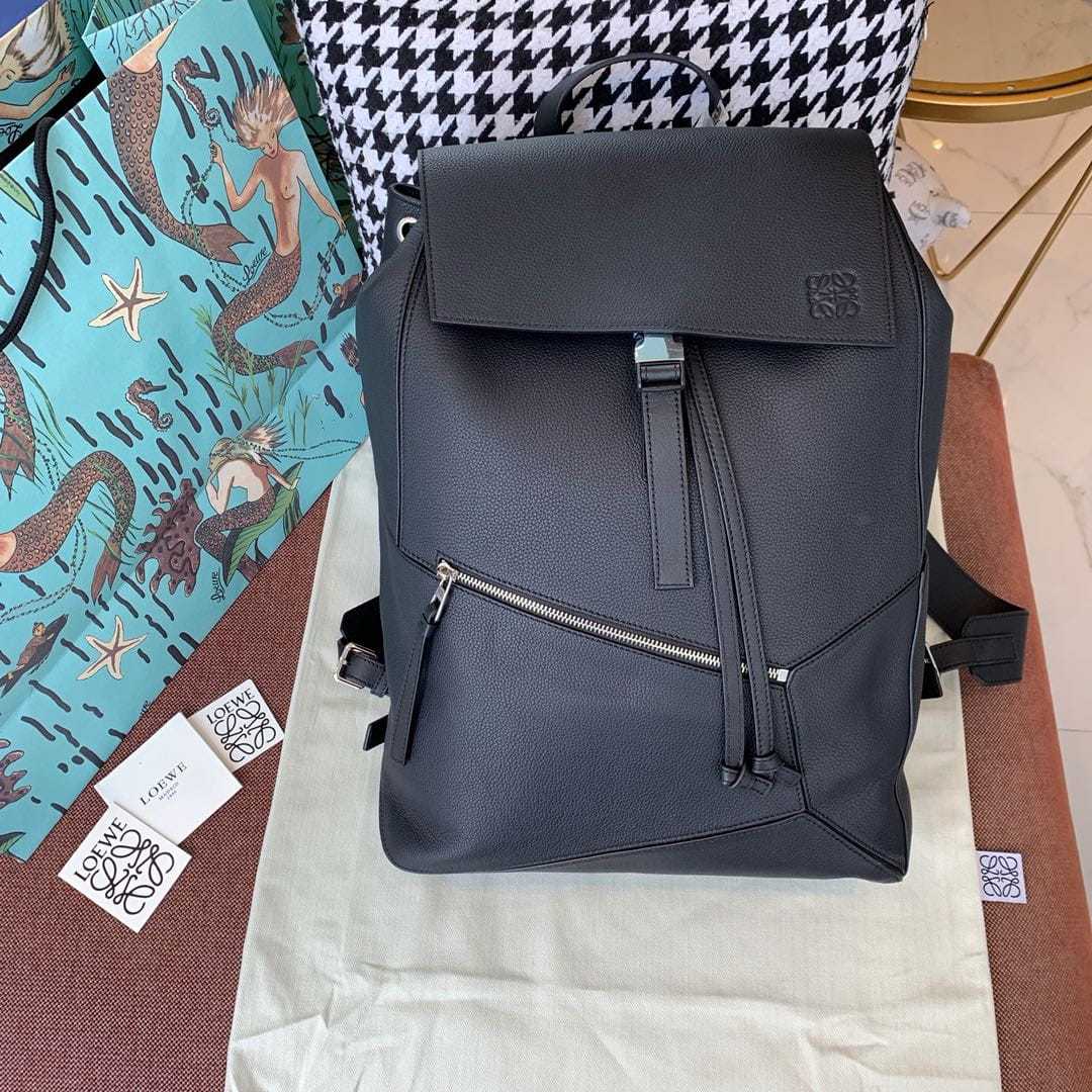 高仿Loewe*1100粒面小牛皮男士雙肩背囊黑色免檢版