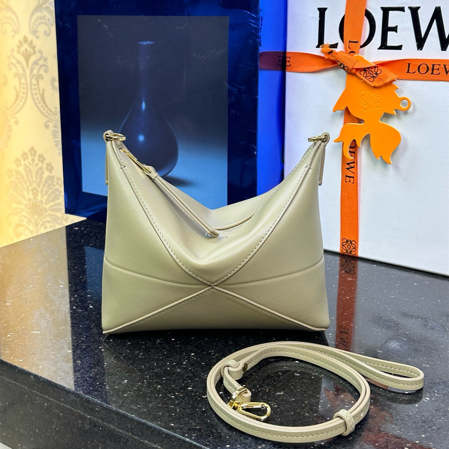 高仿Loewe*Fold系列9584小牛皮手提單肩包黏土綠免檢版