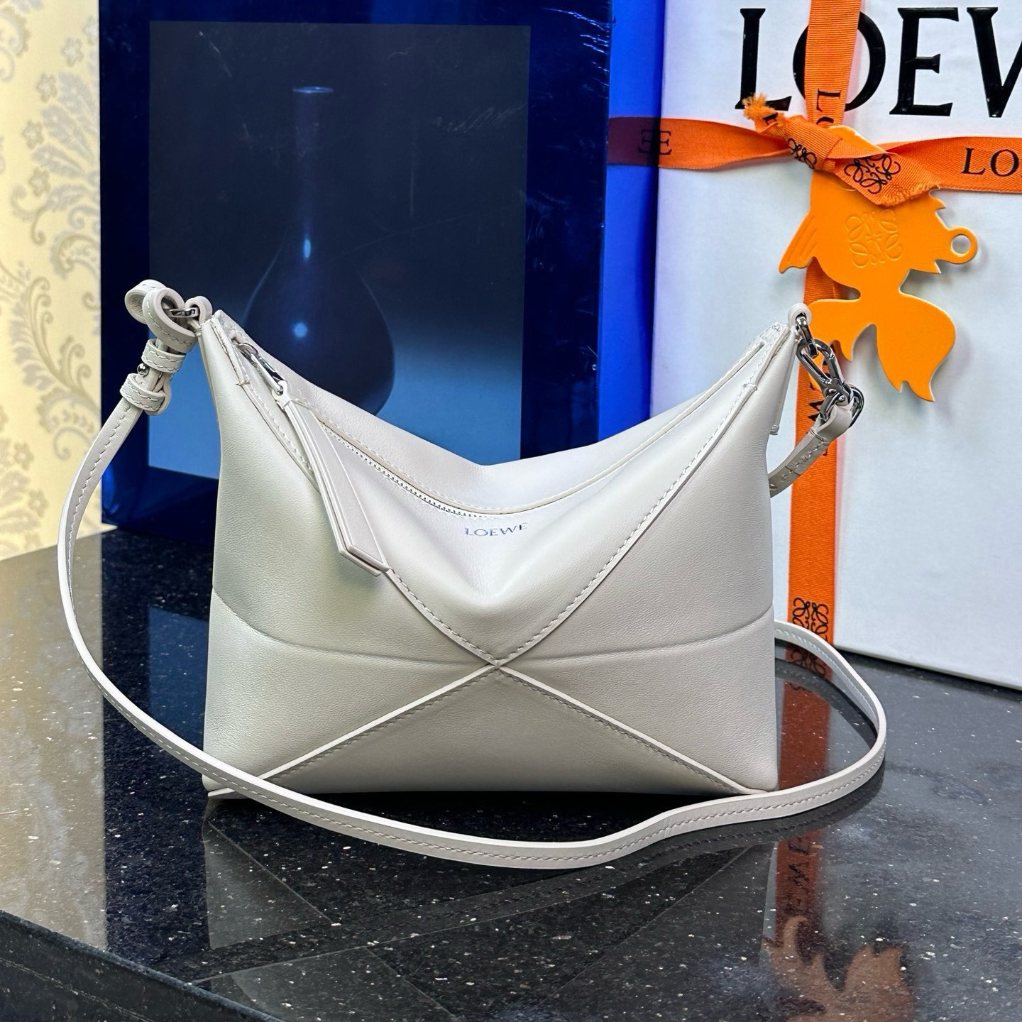 高仿Loewe*Fold系列3006小牛皮手提單肩包白色免檢版