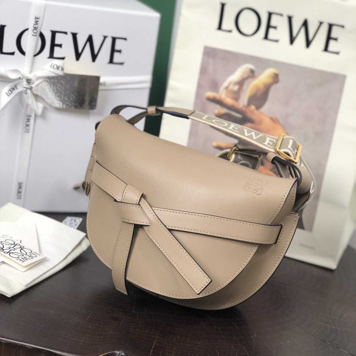 高仿Loewe*Gate系列2150小牛皮斜挎包沙色Mini免檢版