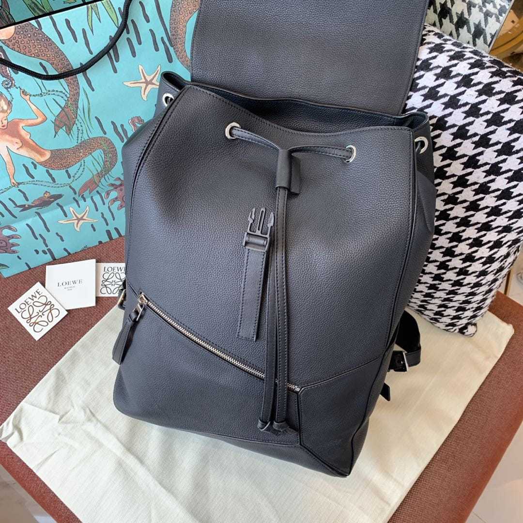 高仿Loewe*1100粒面小牛皮男士雙肩背囊黑色免檢版