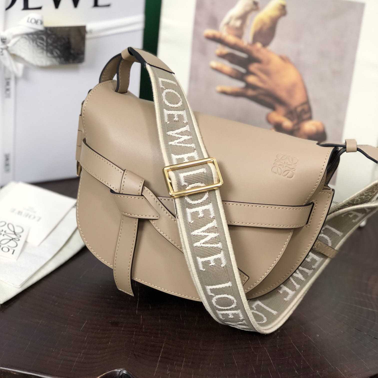 高仿Loewe*Gate系列2150小牛皮斜挎包沙色Mini免檢版