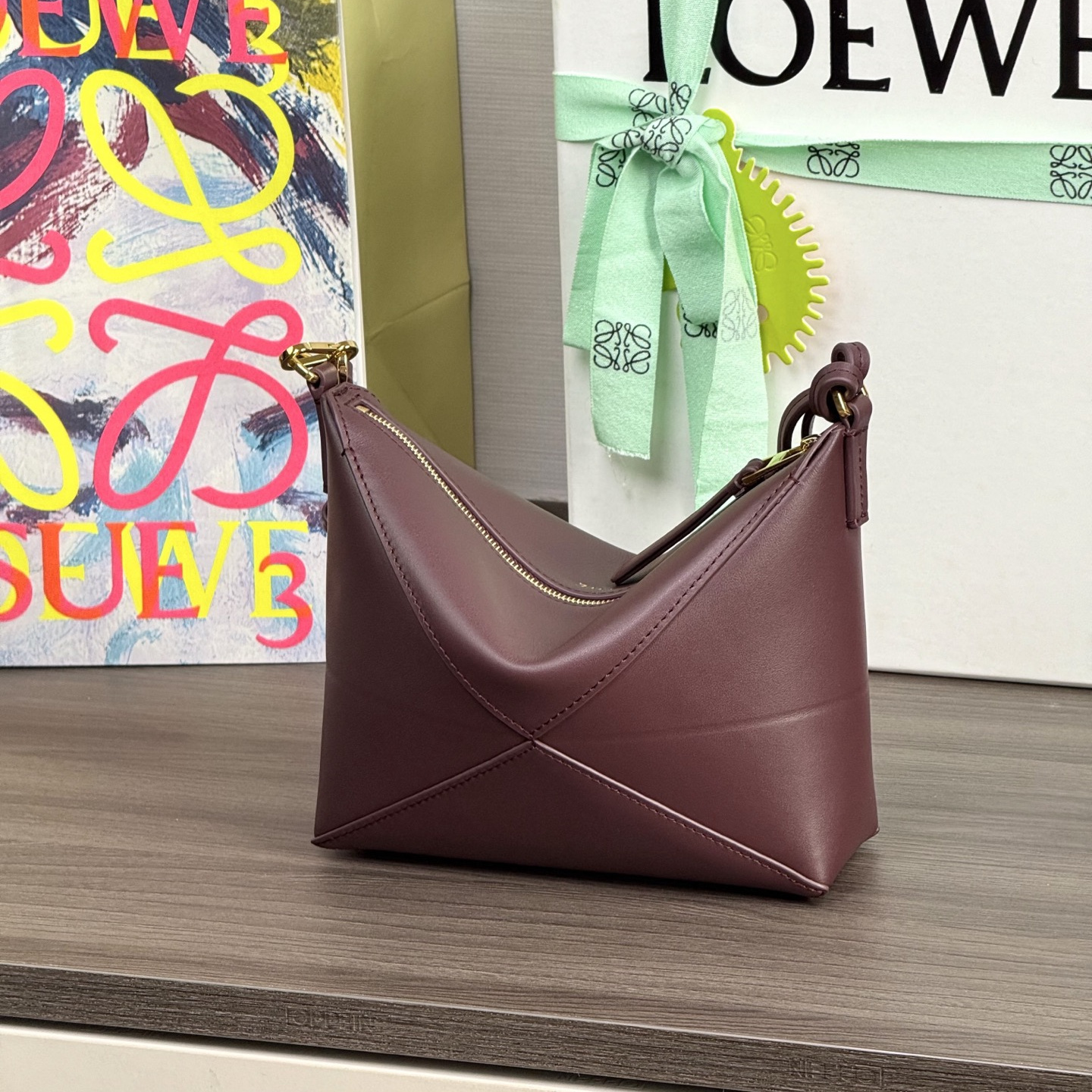 高仿Loewe*Fold系列7240小牛皮手提單肩包酒紅色免檢版