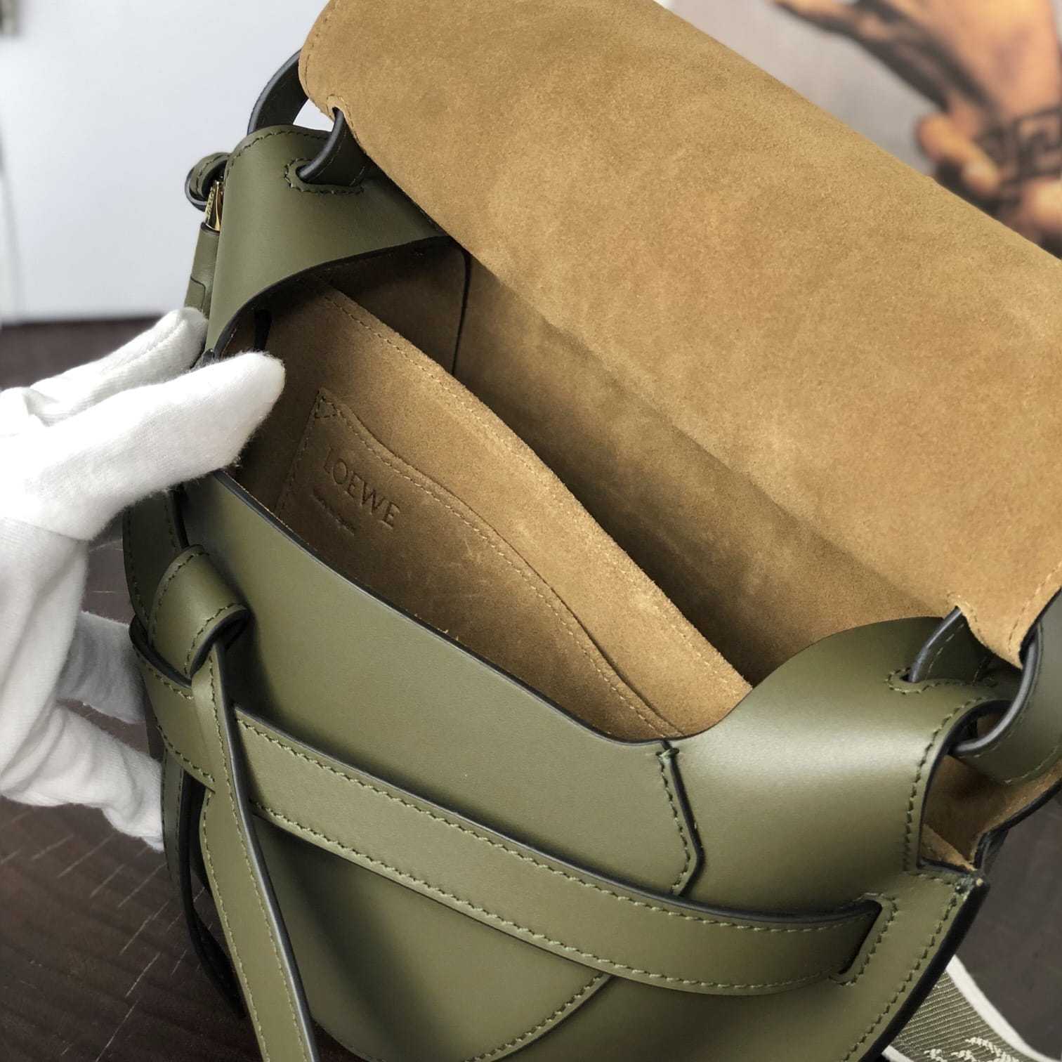 高仿Loewe*Gate系列4357小牛皮斜挎包綠色Mini免檢版