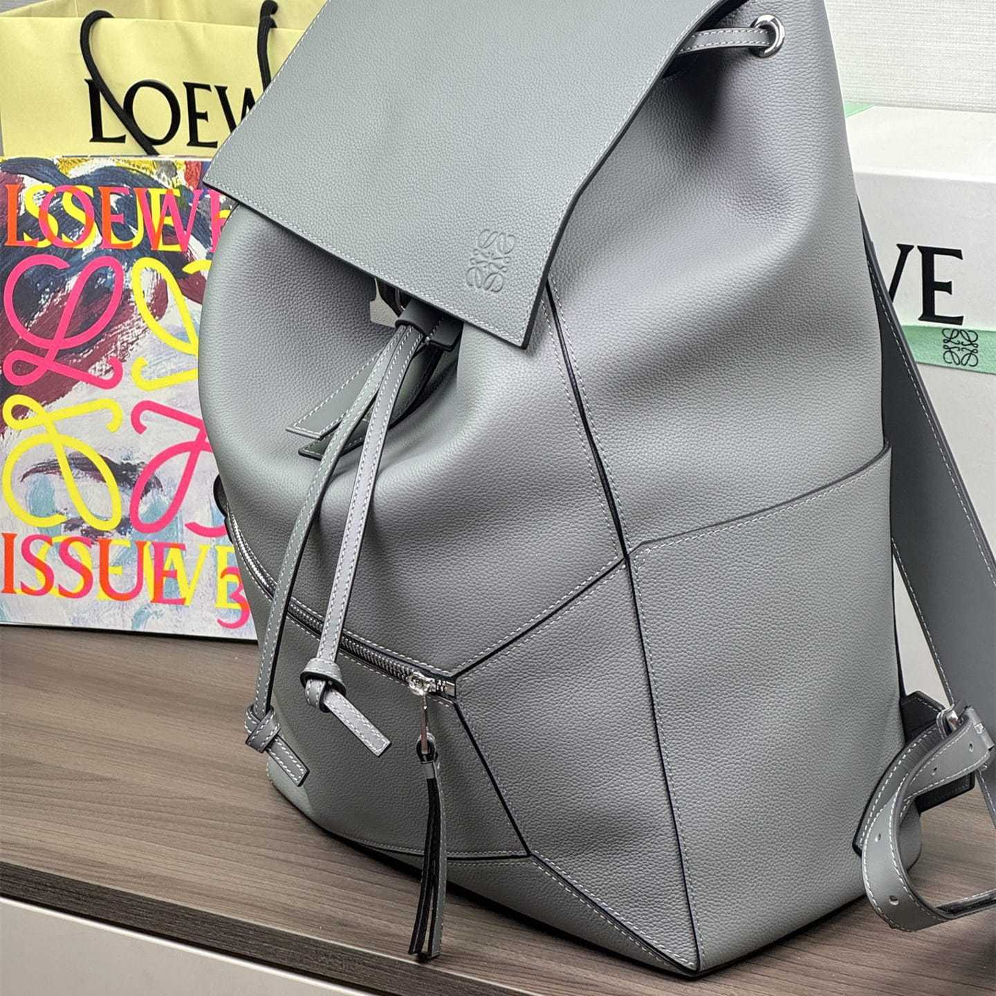 高仿Loewe*1560粒面小牛皮男士雙肩背囊灰色免檢版