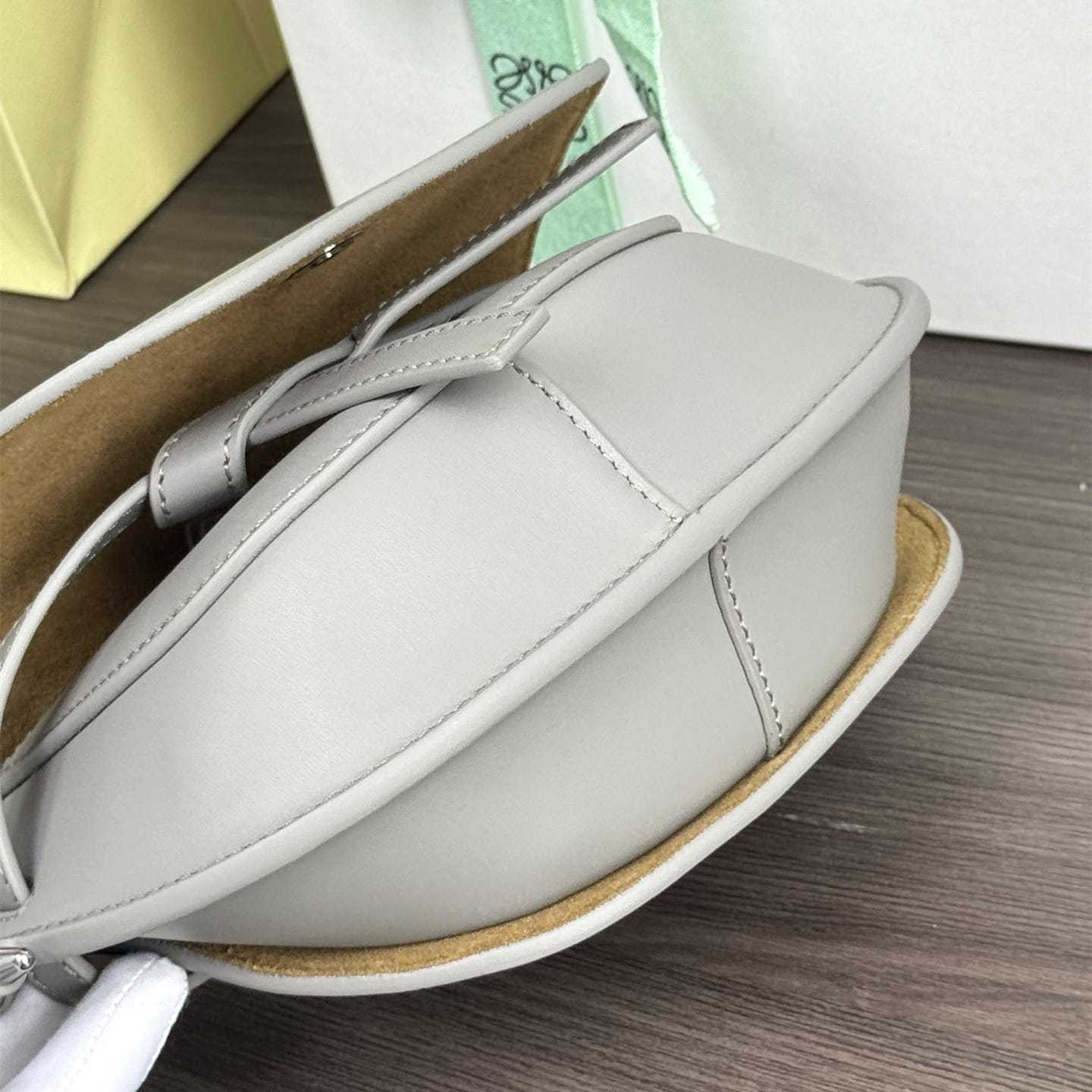 高仿Loewe*Gate系列1150小牛皮斜挎包珠光灰Mini免檢版